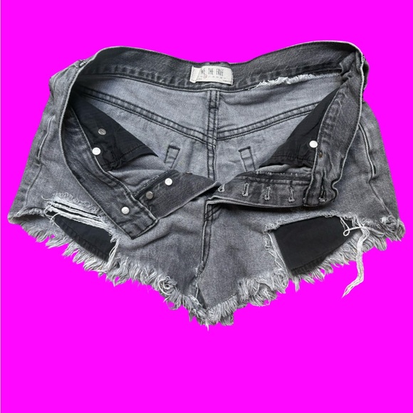 We The Free Gray Jean Shorts Distressed Cut-Off women’s size 26 - Picture 2 of 5